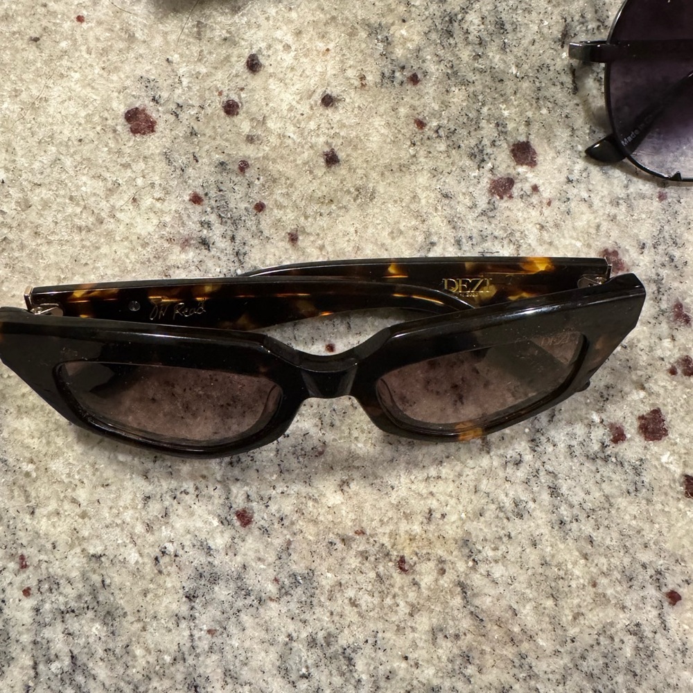 DEZI Tortoiseshell Sunglasses - on read